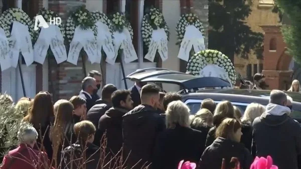 Βυθισμένες στο πένθος η Θεσσαλονίκη & η Καρδίτσα: Ασύλληπτος θρήνος και εικόνες που σπαράζουν στις κηδείες των θυμάτων των Τέμπη