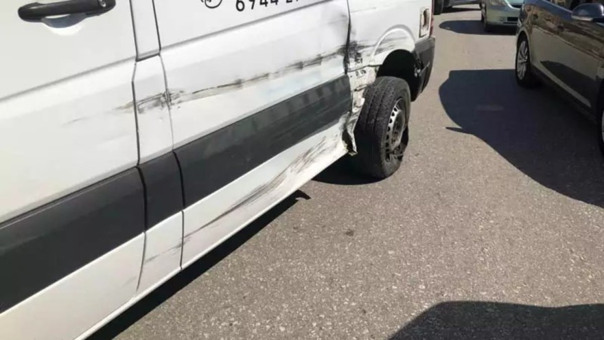 Το τρακαρισμένο βαν από το τροχαίο στο λαγονήσι