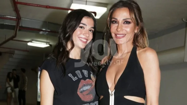 Με την φωτογραφία της στο χέρι - Συγκινημένος ο νονός της Μελίνας Νικολαΐδη στα παρασκήνια του ALPHA στο πλευρό της Βανδή