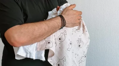 Baby boom! Έγινε μπαμπάς για πρώτη φορά και το ανακοίνωσε με την πρώτη φωτογραφία του νεογέννητου