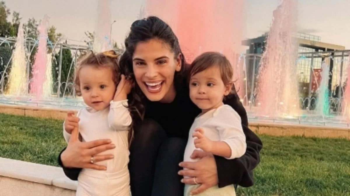 Τους βάζει να ακούνε κλασική μουσική - Δεκάδες αντιδράσεις για το νέο βίντεο της Χριστίνας Μπόμπα με τις δίδυμες