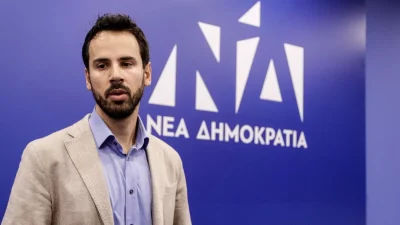 Οργή κατά του Νίκου Ρωμανού - διευθυντή δελτίου Τύπου της ΝΔ: «Βαρεθήκαμε να λέμε θερμά συλλυπητήρια στις οικογένειες των θυμάτων στα Τέμπη»