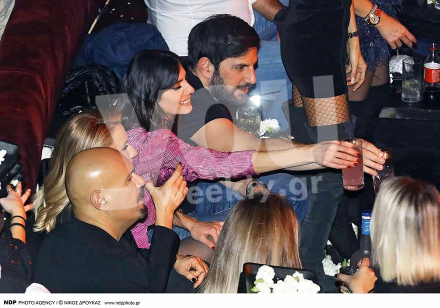 Τον φιλούσε συνεχώς παθιασμένα: Αποκλειστικές φωτογραφίες της Ηλιάνας Παπαγεωργίου με τον Γιάννη Καραβασάνη