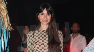 Με εσώρουχο στο κάτω μέρος και πουκάμισο στο πάνω - Η φωτογραφία της Ηλιάνας Παπαγεωργίου που διέρρευσε μετά από 8 χρόνια