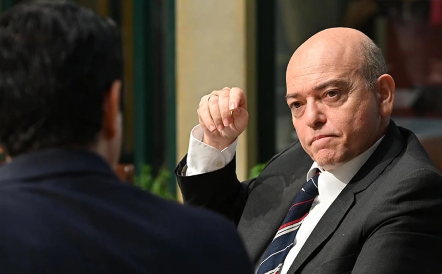 Παράδεισος των Κυριών: «Σκάσε!» - Τον πυροβολεί και τον κρύβει στην αποθήκη για να πεθάνει!