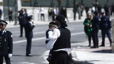 Μαθητική παρέλαση 24/3: Ρίγη συγκίνησης με την σημαιοφόρο, κι όχι μόνο, που φορούσε μπούρκα (Φωτογραφίες)