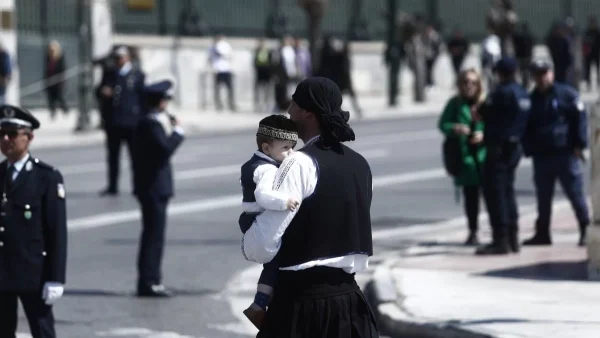 Μαθητική παρέλαση 24/3: Ρίγη συγκίνησης με την σημαιοφόρο, κι όχι μόνο, που φορούσε μπούρκα (Φωτογραφίες)