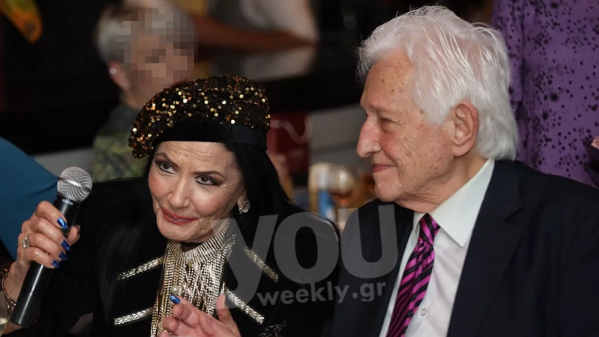 Την καμάρωνε ο σύντροφός της από το τραπέζι - Η ζεμπεκιά της Ζωζώς Σαπουντζάκη στα 89 της χρόνια