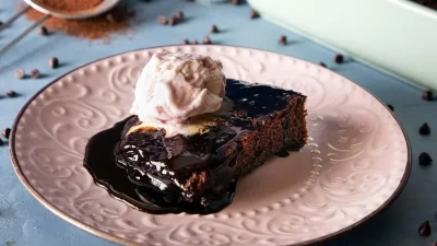 Δεν θέλει καν μίξερ: Σιροπιαστή και λαχταριστή σοκολατόπιτα στιγμής χωρίς αυγά, της Αργυρώς