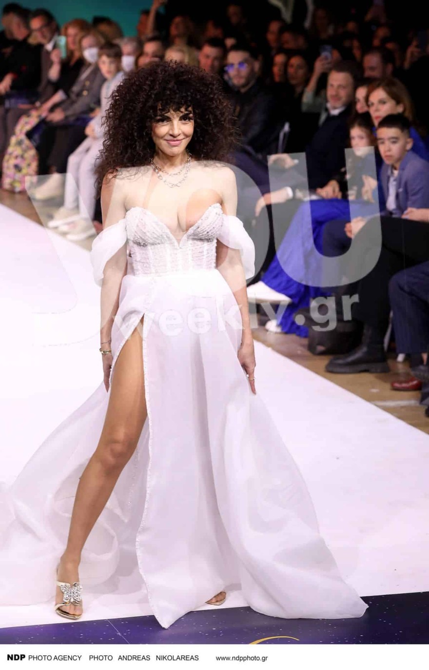 Yes I Do: Με αποκαλυπτικό νυφικό η Μαρία Σολωμού πάνω στην πασαρέλα - Η κίνηση που έκανε στον Mente Fuerte
