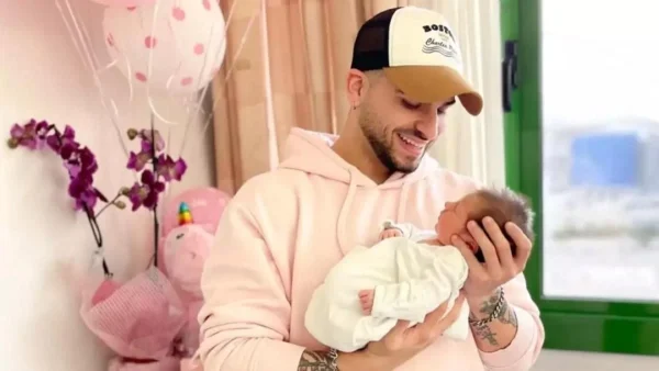 Πανευτυχής με τη μπέμπα μέσα στο αμάξι του - Ο Στέλιος Λεγάκης έδειξε για 1η φορά το πρόσωπο της κόρης του