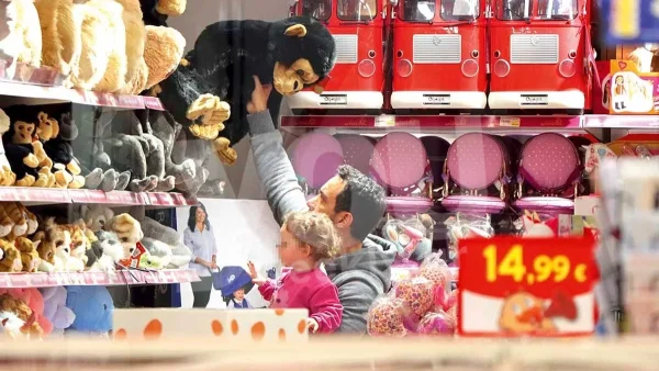 Οι κόρες τους «σήκωσαν» ένα ολόκληρο παιχνιδάδικο: Τι τους πήραν Σάκης Τανιμανίδης και Χριστίνα Μπόμπα