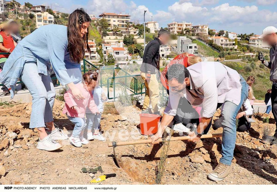 «Τα παιδιά σας τα ρωτήσατε αν θέλουν;» - Θύελλα αντιδράσεων με τη νέα ανάρτηση της Χριστίνας Μπόμπα και του Σάκη Τανιμανίδη