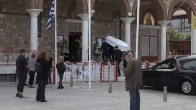 Τέμπη: Σπαραγμός στην κηδεία του 22χρονου Ντένις - Πέταξαν άσπρα μπαλόνια στον ουρανό