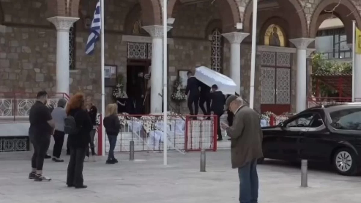 Τέμπη: Σπαραγμός στην κηδεία του 22χρονου Ντένις - Πέταξαν άσπρα μπαλόνια στον ουρανό