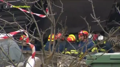 Τέμπη: Ανατριχιαστικό βίντεο - Η συγκλονιστική στιγμή που οι πυροσβέστες απεγκλωβίζουν ακόμη μία σορό από τα καταπλακωμένα βαγόνια