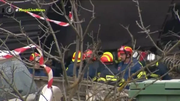 Τέμπη: Ανατριχιαστικό βίντεο - Η συγκλονιστική στιγμή που οι πυροσβέστες απεγκλωβίζουν ακόμη μία σορό από τα καταπλακωμένα βαγόνια