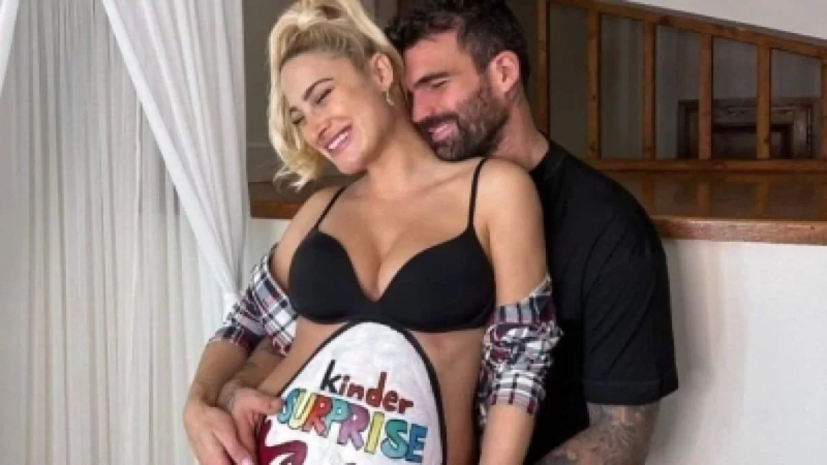 Ό,τι πιο γλυκό! Αγκαλιά με τον μπέμπη στο κρεβάτι - Η φωτογραφία του Δημήτρη Αλεξάνδρου με το πρόσωπο του γιου του