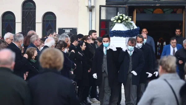 Πλήθος από στεφάνια στην εκκλησία - Ανατριχίλα με το τελευταίο "αντίο" στην Βάια Μπλέκα μετά την τραγωδία στα Τέμπη