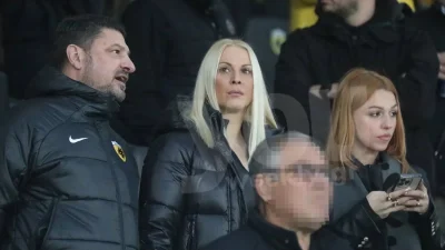 Στο γήπεδο της ΑΕΚ ο Νίκος Χαρδαλιάς - Αποκλειστικές φωτογραφίες με την σύζυγο και τις κόρες του