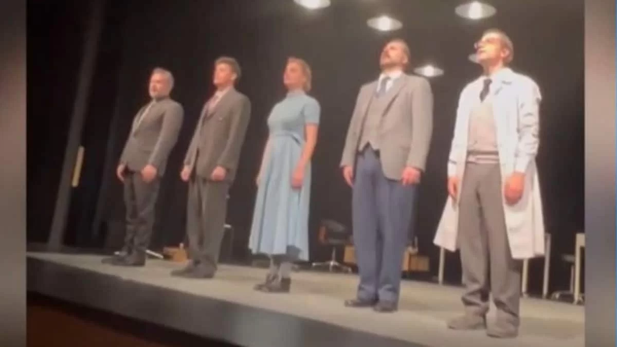 Άβολη η πρεμιέρα Μπουρδούμη και Δροσάκη στην Θεσσαλονίκη - Η αμήχανη στιγμή επί σκηνής (Βίντεο)