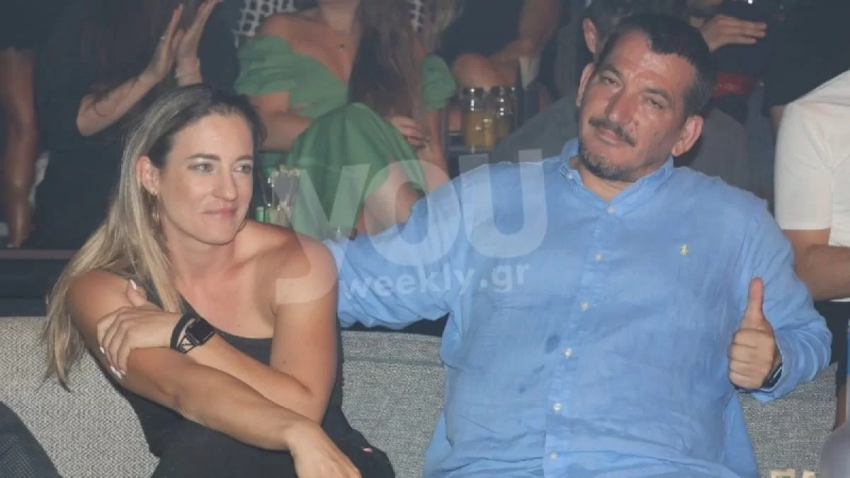 Ερωτευμένοι στα στενά της Σαντορίνης - Αφροδίτη Σκαφίδα & Πύρρος Δήμας σε τρυφερά τετ α τετ στην βραδινή τους έξοδο