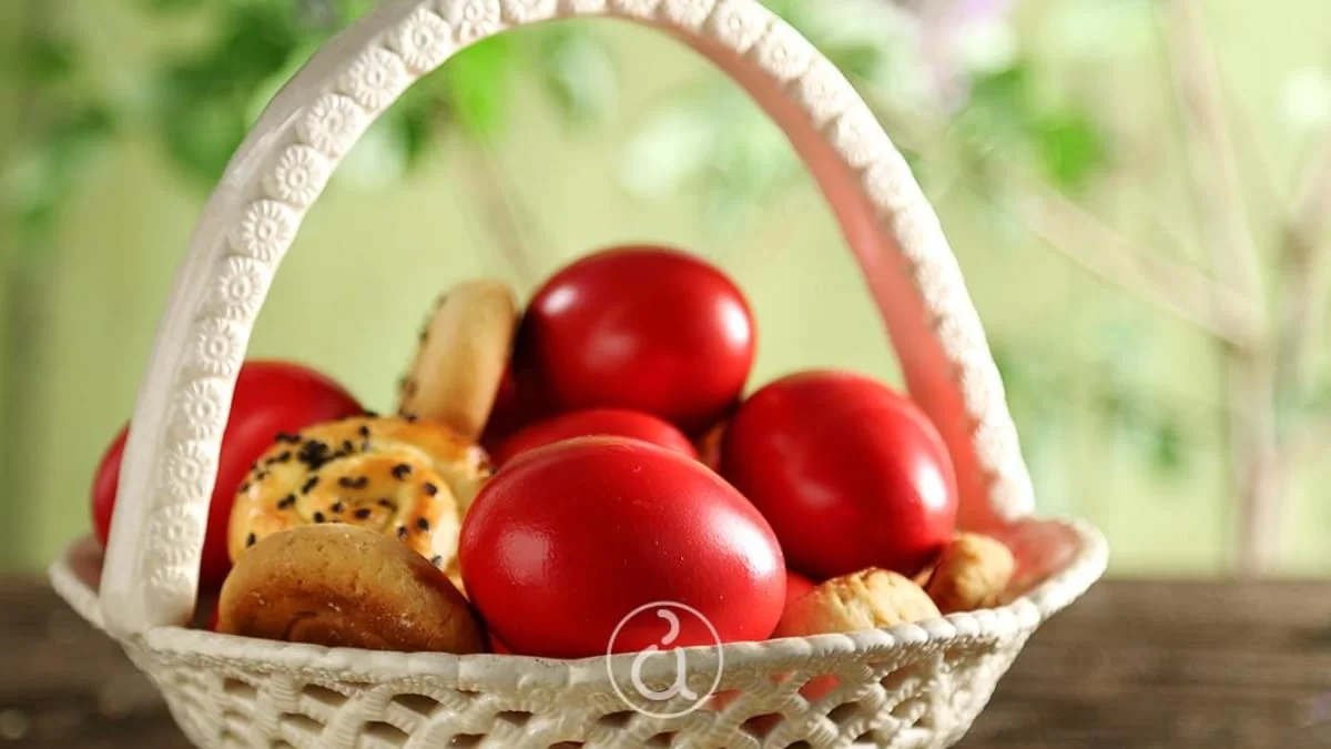 Σας περίσσεψαν Πασχαλινά κόκκινα αυγά; Μην τα πετάξετε! Η συνταγή που έχει κάνει θραύση