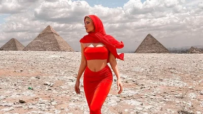 Ιωάννα Τούνη: Το βίντεο μπροστά από την εικόνα της Παναγίας να θηλάζει τον Ιησού