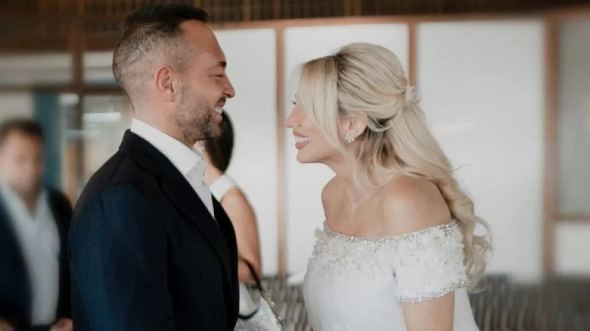 Το "έσκασαν" στην Μεσσηνία - Οι αναρτήσεις της Κωνσταντίνας Σπυροπούλου & του Βασίλη Σταθοκωστόπουλου από την απόδραση με τον γιο τους