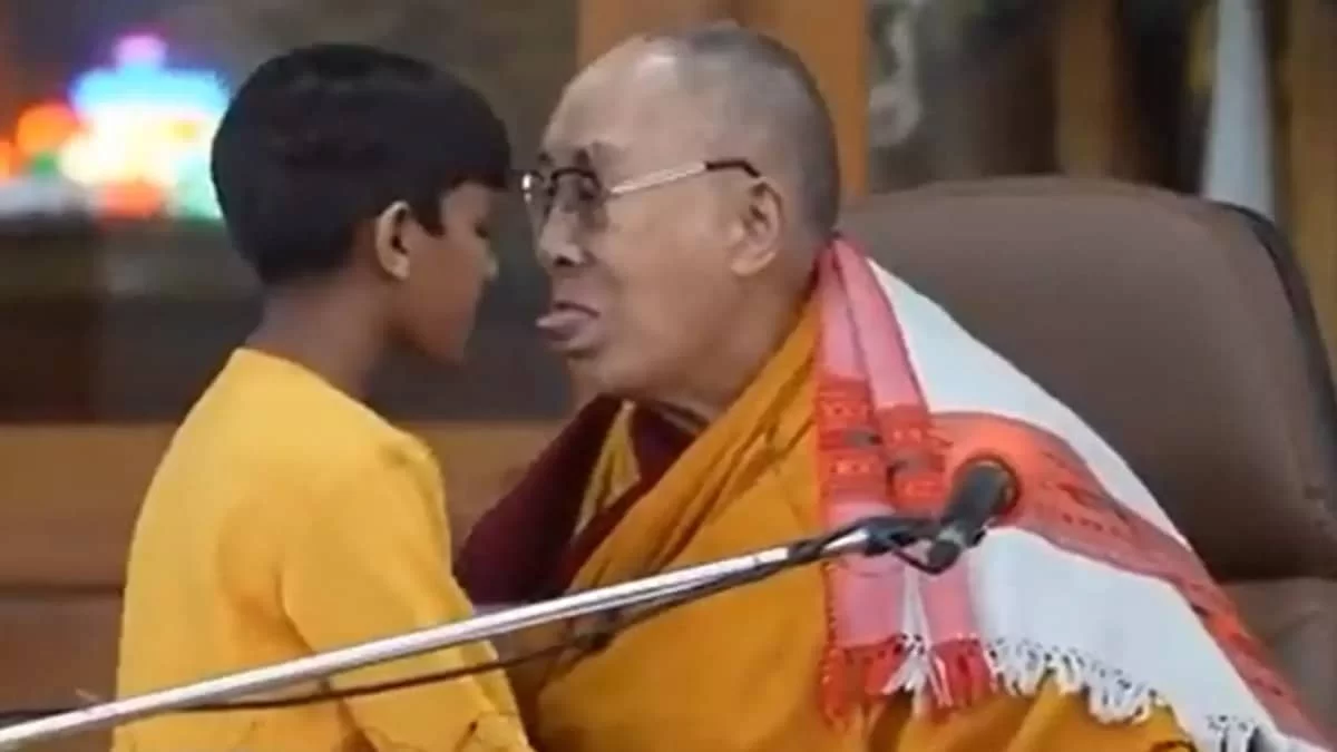 Τενζίν Γκιατσό: Ποιος είναι ο Δαλάι Λάμα που προκάλεσε κατακραυγή για το φιλί στο στόμα σε μικρό αγόρι