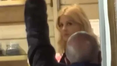 Ερωτευμένη στα στενά της Μυκόνου η Έλενα Ράπτη - Βίντεο από τις τρυφερές στιγμές με τον νέο της σύντροφο