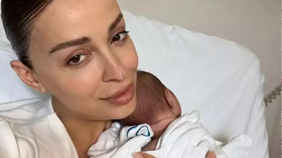 Στο στούντιο ηχογράφησης με τον γιο της αγκαλιά - "Έριξε" το Instagram η φωτογραφία της Ελένης Φουρέιρα