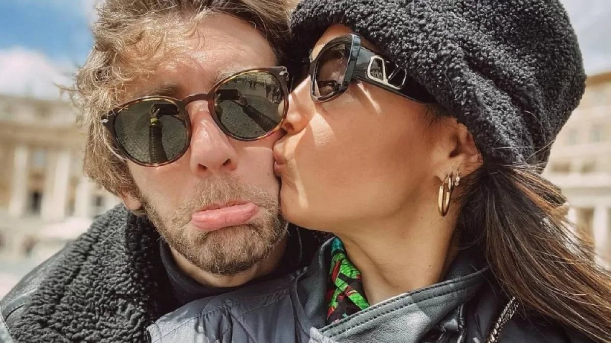 Οι πρώτες γιορτές μετά τον χωρισμό τους: Εκείνος ημίγυμνος στην Αθήνα και εκείνη... - Πού βρίσκονται Ποιμενίδης & Σαμαρά