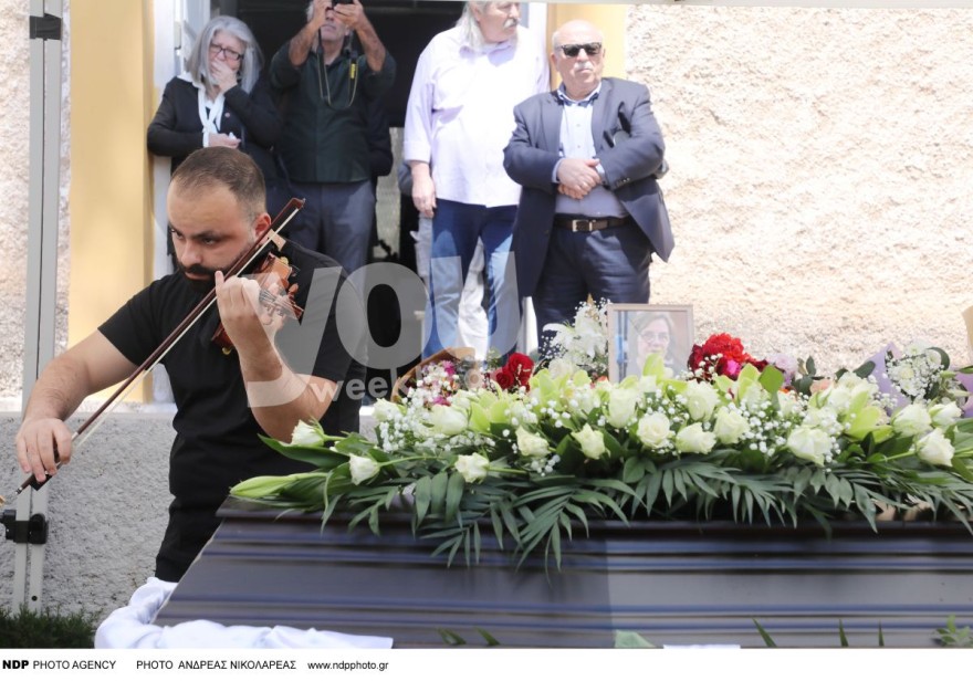 Κηδεία Μυρσίνης Ζορμπά φέρετρο