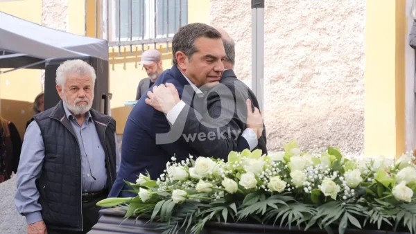 Ανείπωτος θρήνος στην κηδεία της Μυρσίνης Ζορμπά - Αγκαλιασμένοι σφιχτά ο Αλέξης Τσίπρας και ο σύντροφός της, Αντώνης Λιάκος