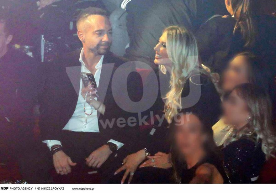 Με μαύρο μίνι κολλητό φόρεμα και μείον 20 κιλά - Η πρώτη δημόσια έξοδος της Κωνσταντίνας Σπυροπούλου σε νυχτερινό κέντρο μετά την γέννα