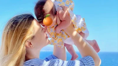 Ξεκίνησαν τις βόλτες στην θάλασσα - Η τρυφερή φωτογραφία της Κωνσταντίνας Κομματά με την 2 ετών κόρη της