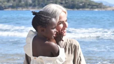 Στόλισε τον Επιτάφιο με την γιαγιά της η μικρή Ada - Αυτή είναι μητέρα της Χριστίνας Κοντοβά