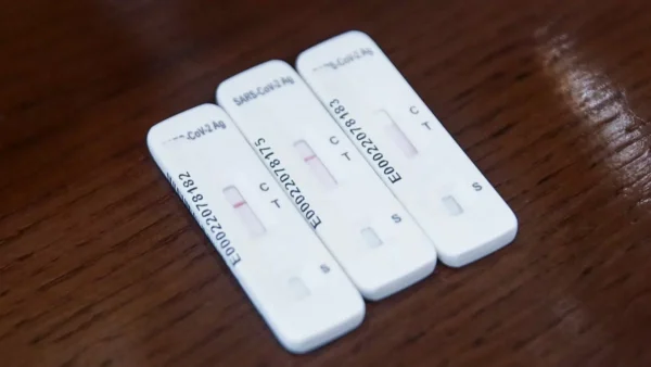 Βγάζουν επιπεφυκίτιδα ή... - Τα συμπτώματα της νέας παραλλαγής του κορωνοϊού στα παιδιά