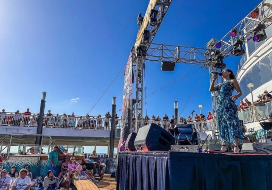 Λόρα Μπενάντι απέβαλε στη σκηνή