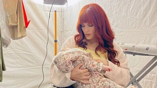 Ήταν κάτω από την κουβέρτα και έπαιζαν με... - "Έλιωσε" το instagram με την Μαίρη Συνατσάκη και την κόρη της