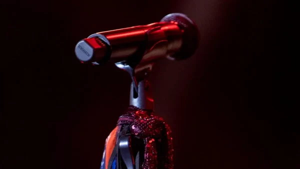 Παραδόθηκε γνωστός Έλληνας τράπερ που κατηγορείται για ομαδικό βιασμό 19χρονης