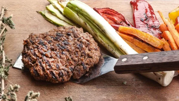Μπιφτέκια με λίγες θερμίδες, χωρίς ψωμί από την Αργυρώ - Το μυστικό με το ξύδι και την ντομάτα για να βγουν ζουμερά