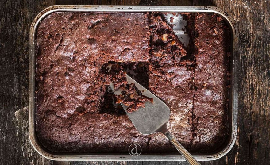 Νηστίσιμο σοκολατένιο κέικ ταψιού χωρίς μίξερ - Δεν έχει ούτε αυγά ούτε βούτυρο