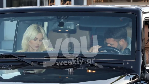 Την κοιτάει και "λιώνει" - Τα χαμόγελα της Παναγιώταρου και του Σχίζα στο αμάξι τους μετά τις φήμες χωρισμού