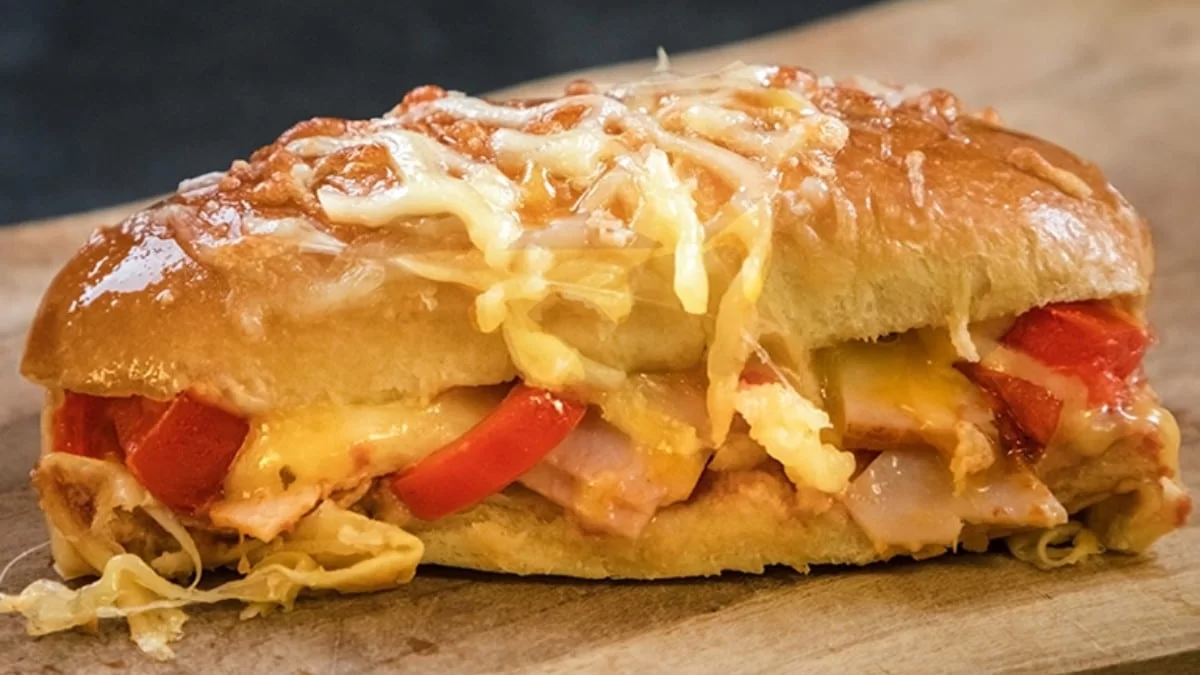Ότι πρέπει για το πικνίκ της Πρωτομαγιάς: Pizza sandwich με τυρί και σαλάμι - Έτοιμο σε 5 λεπτά