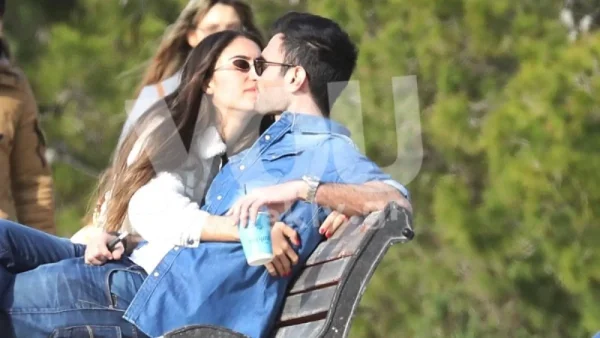 Χωμένη στην αγκαλιά του - Τρυφερές στιγμές για Πρέλεβιτς & Νομικό λίγο πριν ανέβουν τα σκαλιά της εκκλησίας