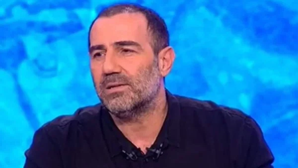 Αυλαία για τους Ράδιο Αρβύλα - Η διαφορετική έναρξη της τελευταίας εκπομπής και η ανακοίνωση του Αντώνη Κανάκη