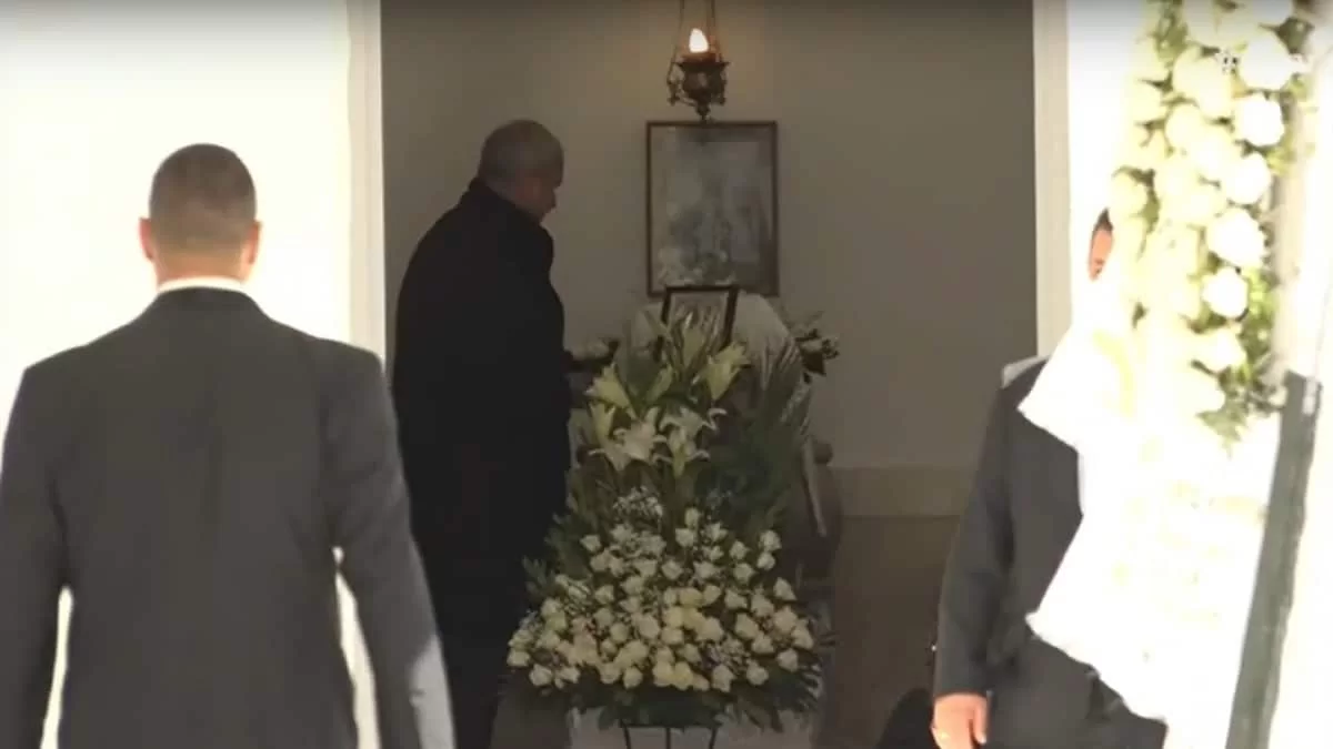 Ρένα Κουμιώτη: «Είχε περάσει μία πολύ βαριά ασθένεια και...» - Βαρύ το κλίμα στην κηδεία της! Ρίγη συγκίνησης με το τελευταίο "αντίο" των αγαπημένων της προσώπων