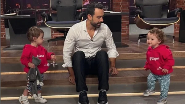 Τον ξάπλωσαν κάτω και ξεκίνησαν να... - Το ξεκαρδιστικό βίντεο με τις δίδυμες και τον Σάκη Τανιμανίδη